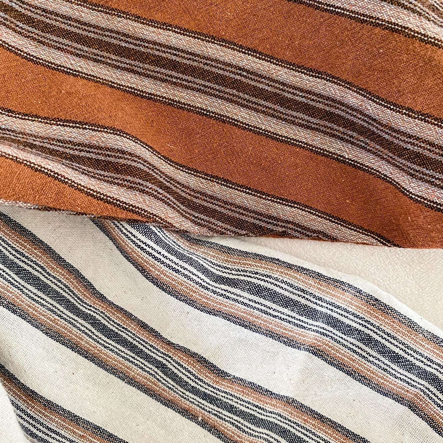 アシンメトリーストライプシャツ