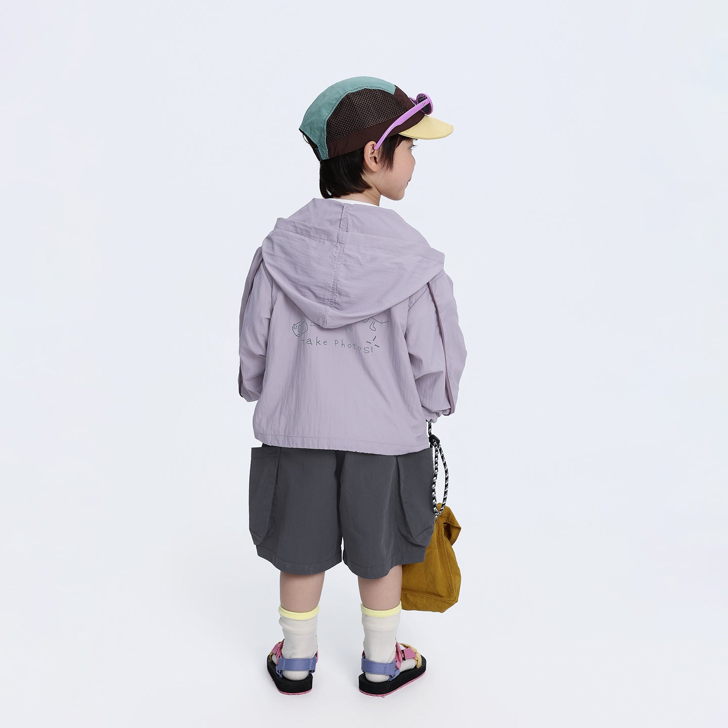 背面プリント薄手フード付きパーカー