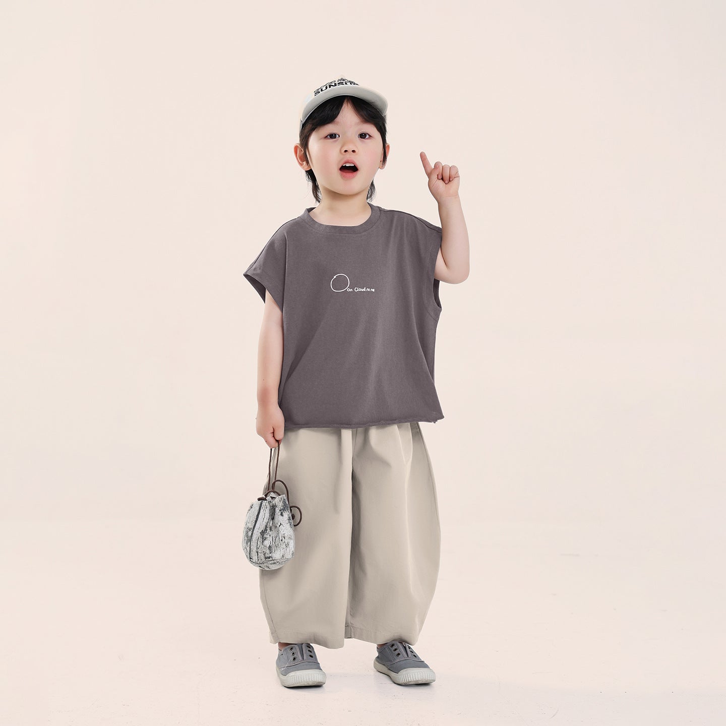 胸元ロゴ薄手タンクトップ