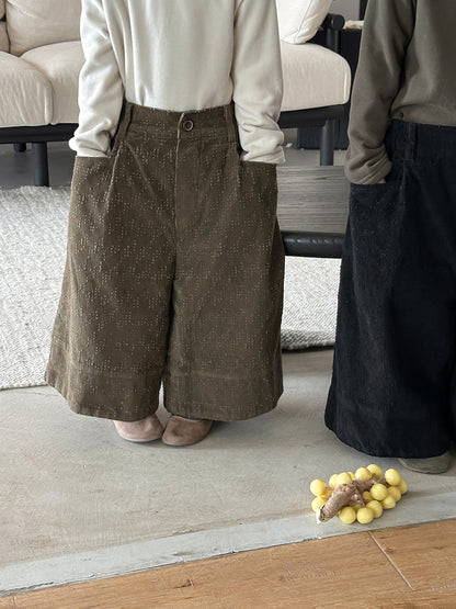 穴あき模様裏ボアコーデュロイパンツ