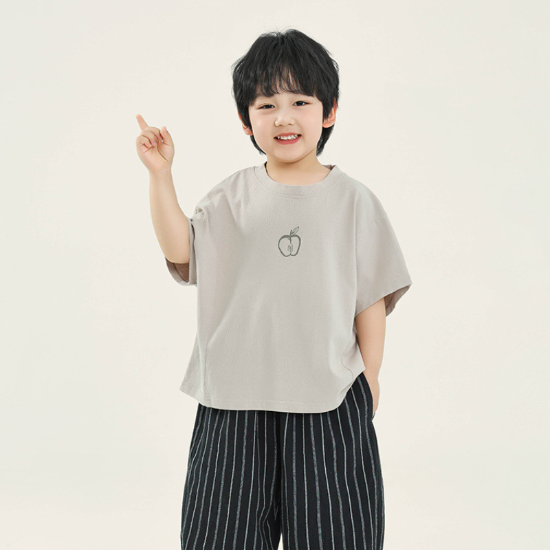 りんごプリントTシャツ