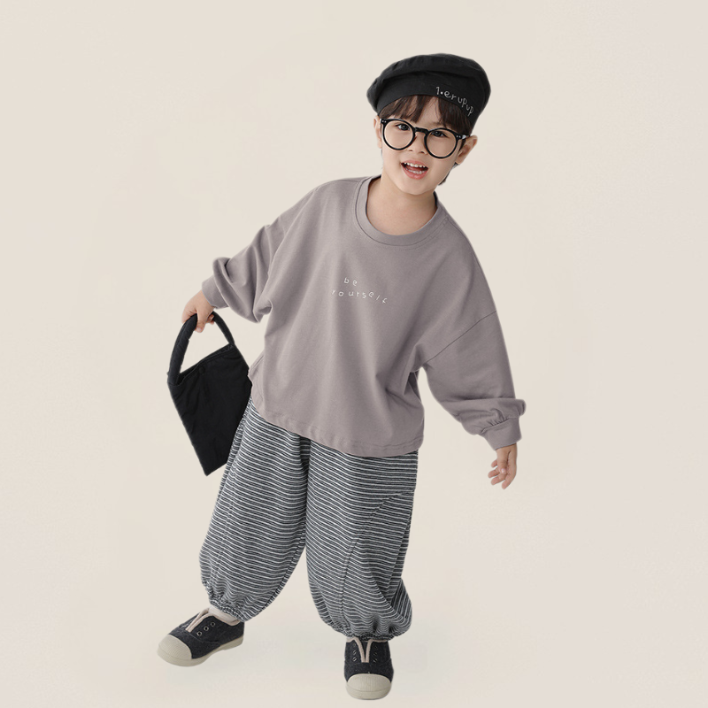 控えめレタリング純綿長袖T