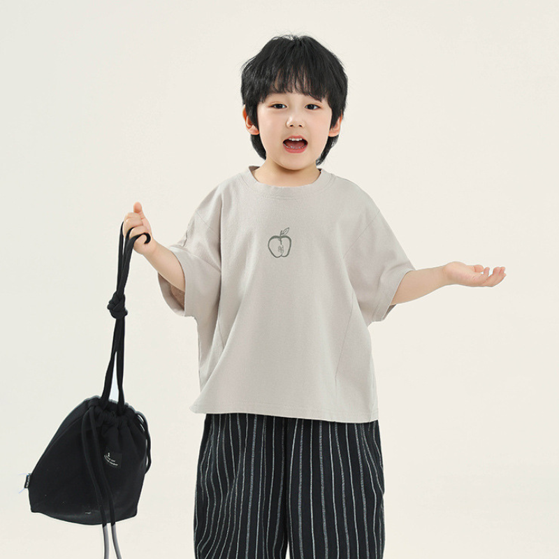 りんごプリントTシャツ