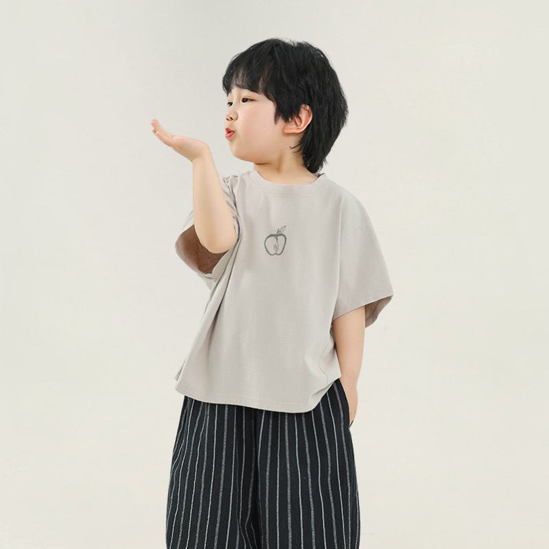りんごプリントTシャツ